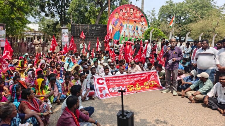 వలస ఆదివాసీలకు ప్రభుత్వం ఇచ్చిన హామీలు నెరవేర్చాలి