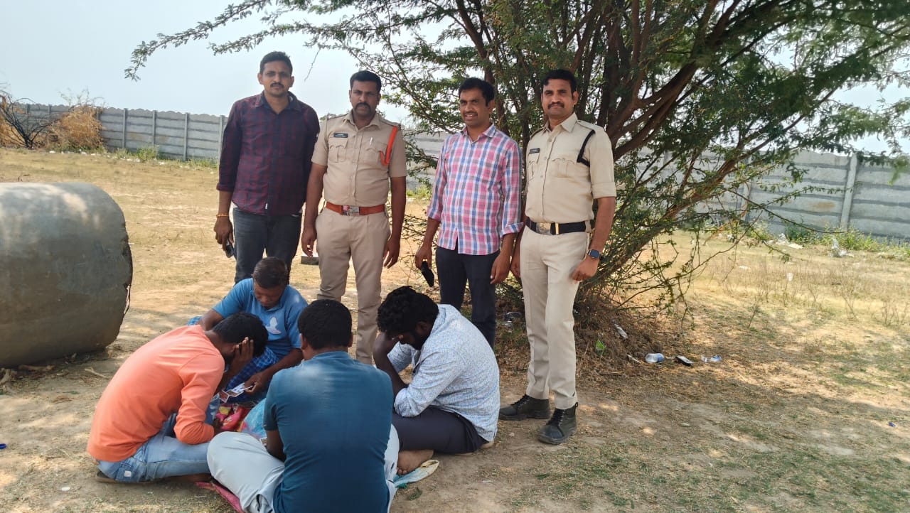 పేకాట స్థావరంపై పోలీసుల దాడి : 4 గురి అరెస్ట్