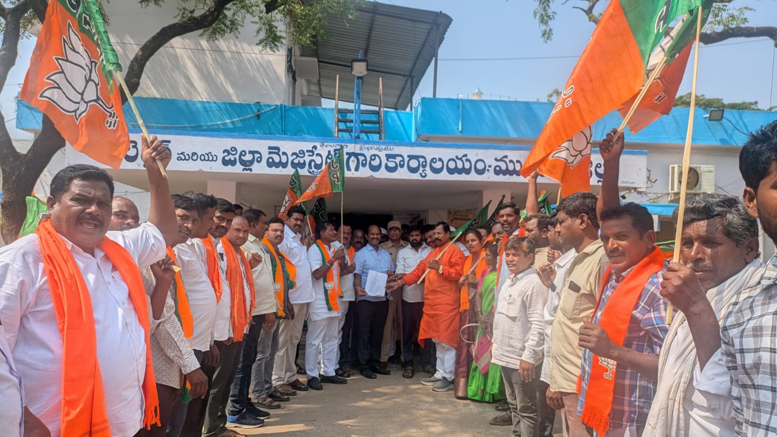 హామీల అమలు కోరుతూ కలెక్టర్కు వినతిపత్రం