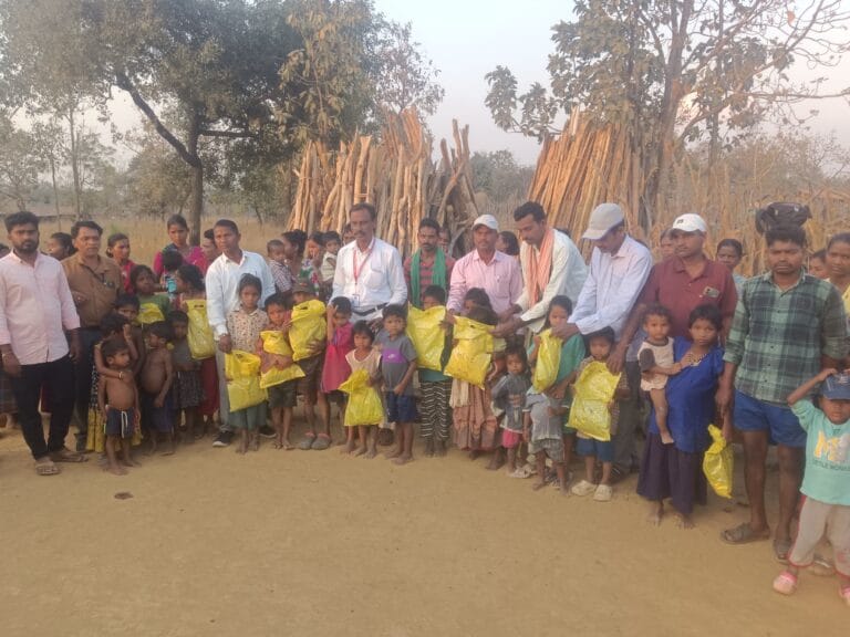 ఉట్ల తోగులో నిరుపేదలకు బట్టల పంపిణీ