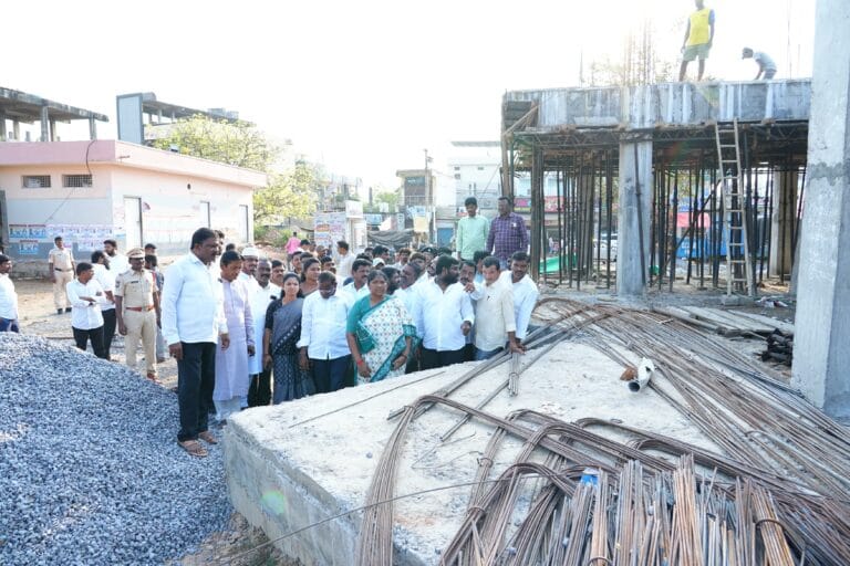ములుగులో మోడల్ బస్టాండ్ పనులను పరిశీలించిన మంత్రి సీతక్క