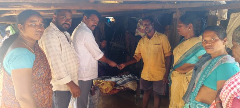 గిరిజన మహిళ అంత్యక్రియలకు ఆర్థిక సహాయం