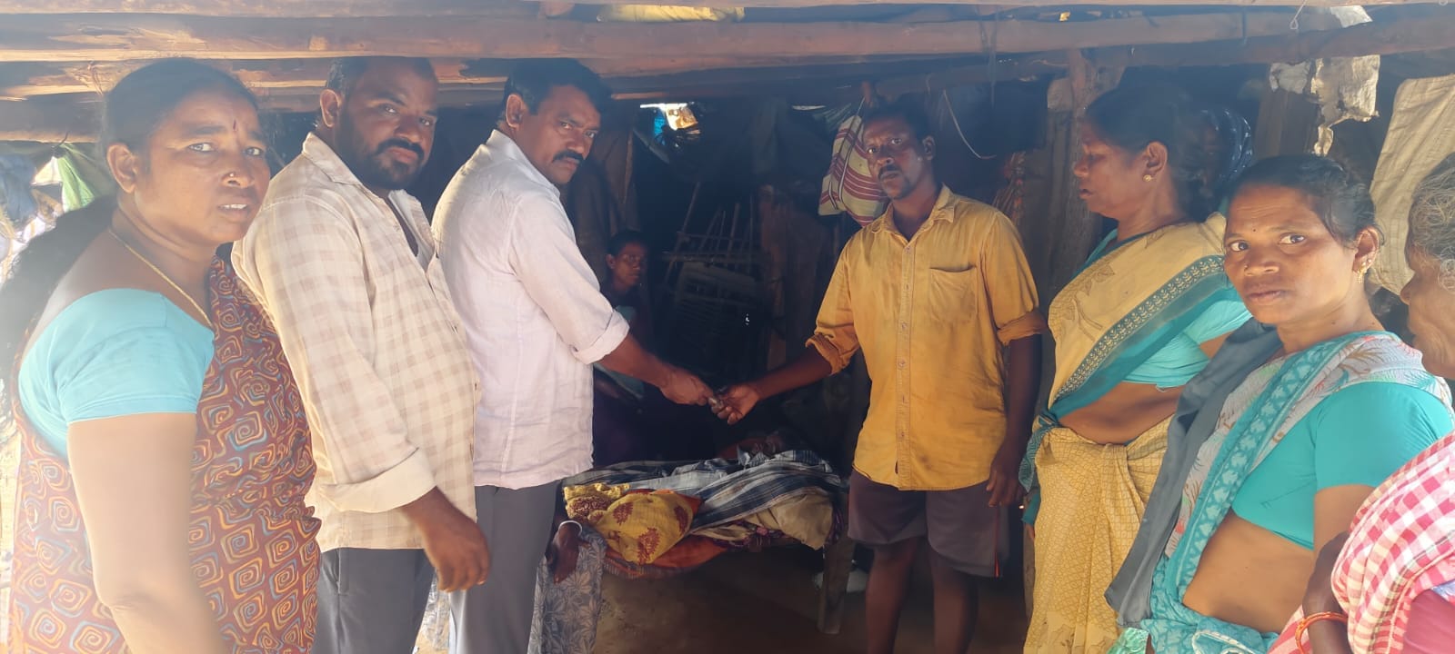 గిరిజన మహిళ అంత్యక్రియలకు ఆర్థిక సహాయం