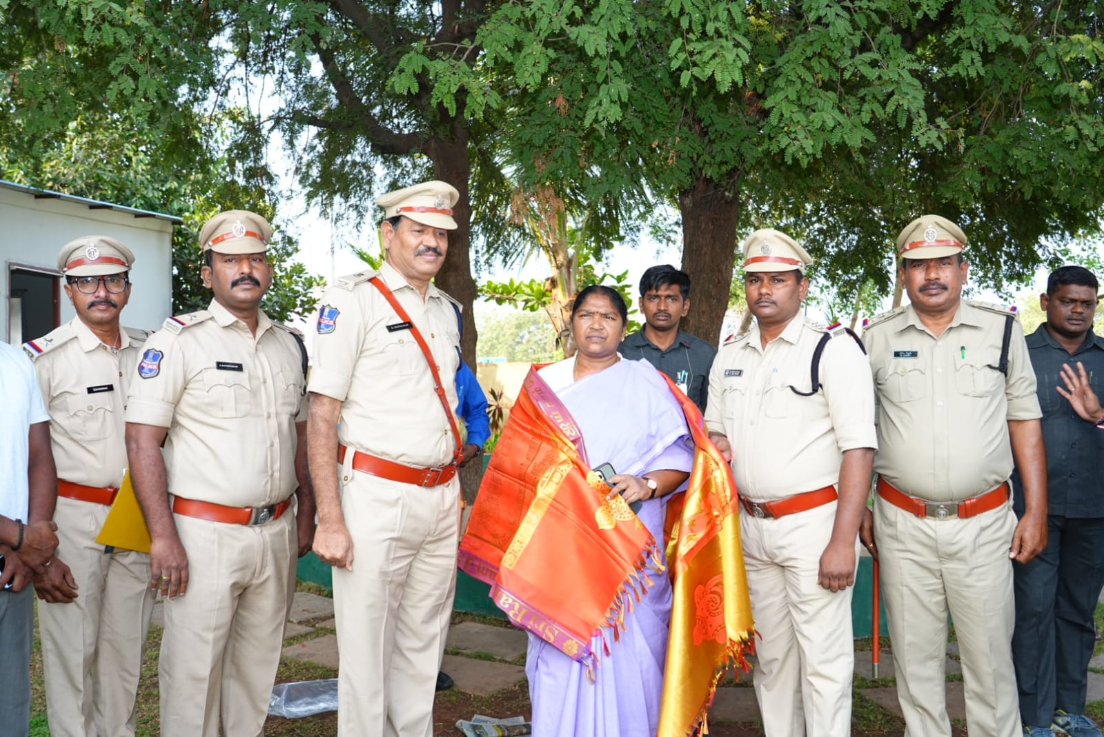 మంత్రిని కలిసిన 5వ బెటాలియన్ అధికారులు