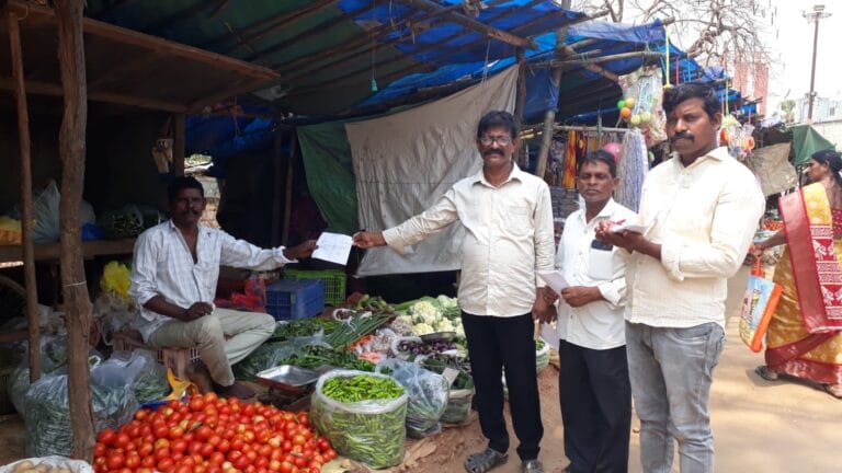 వారం రోజుల్లో రోడ్డు పక్క దుకాణాలు ఖాళీ చేయాలి 