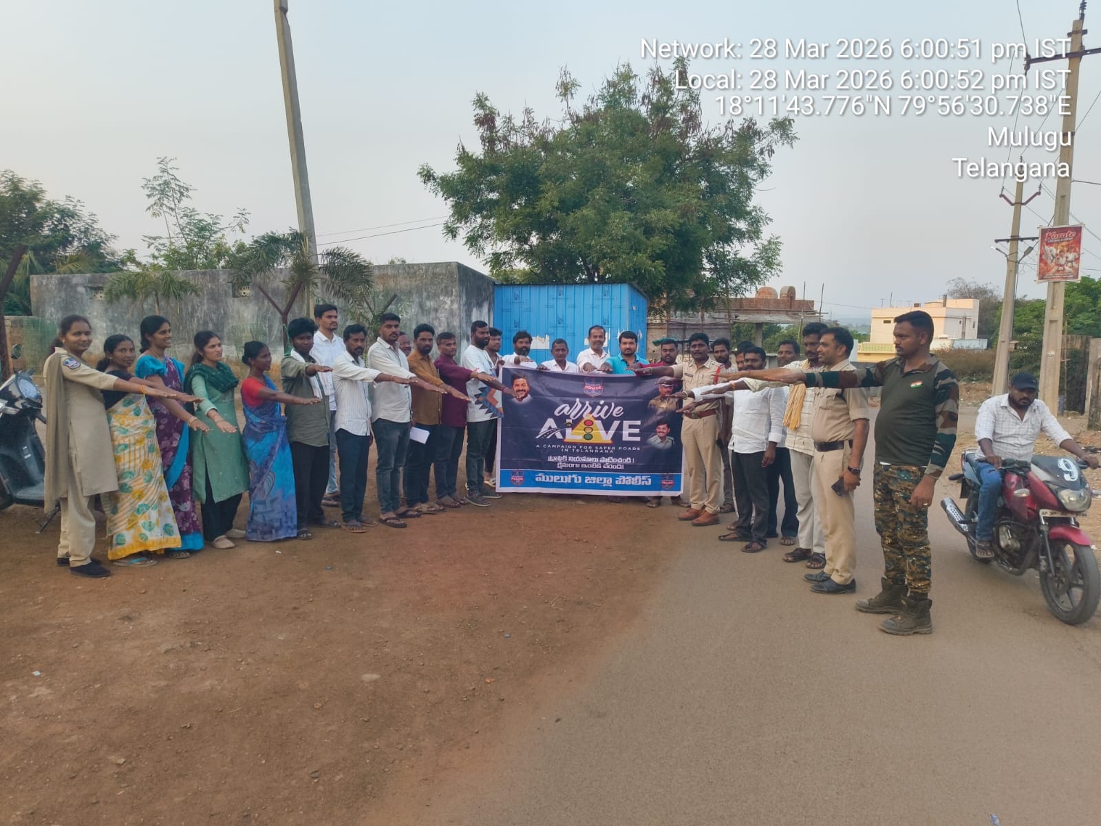 సురక్షిత ప్రయాణంపై ప్రయాణికులకు పోలీసుల అవగాహన