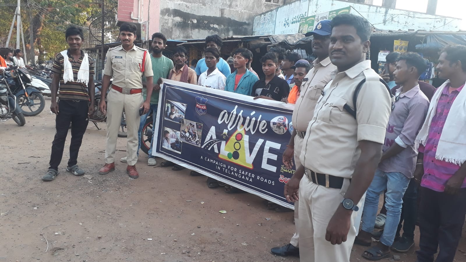 గిరిజన సంతలో రోడ్ భద్రతపై వాహనదారులకు అవగాహన 