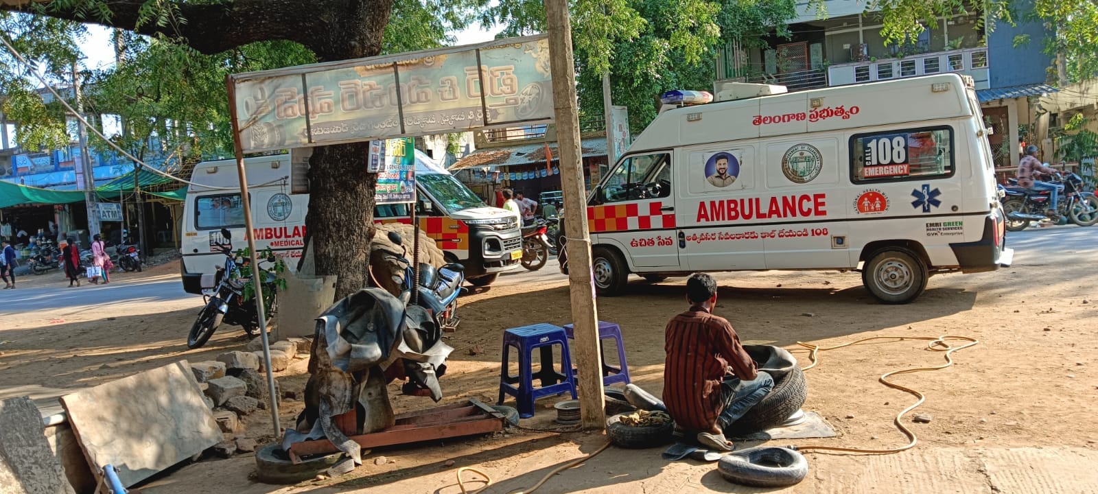 అంబులెన్స్‌లకు ఐదేళ్లుగా ఉచిత సేవలు