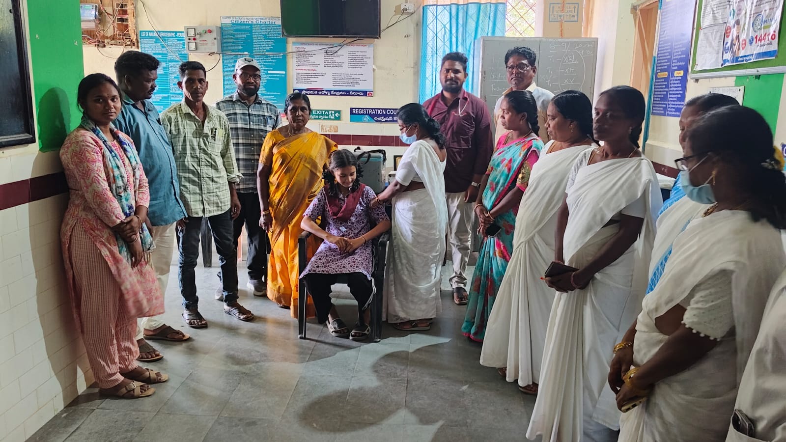 పేరూరు పీహెచ్‌సీలో హెచ్‌పీవీ టీకాలు