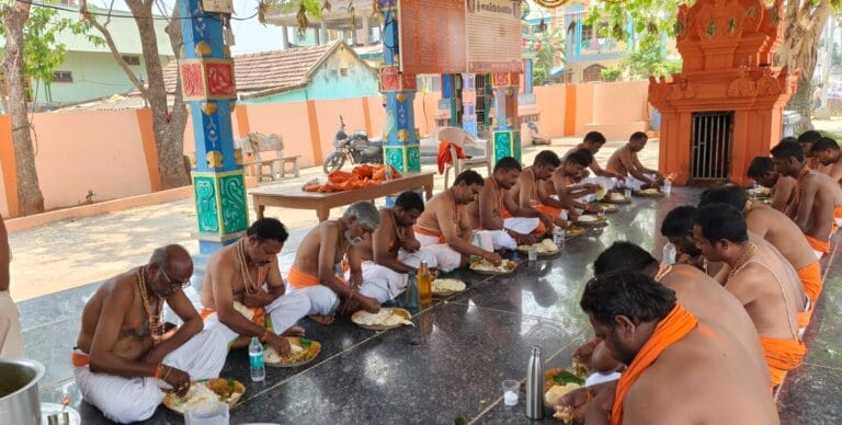 శ్రీ రామాలయంలో హనుమాన్ స్వాములకు అన్నదానం