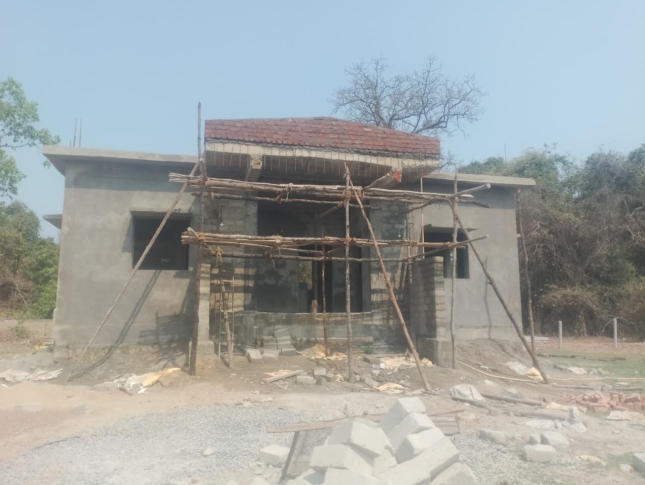 పంచాయతీ భవన నిర్మాణంపై పర్యవేక్షణ లోపం..!