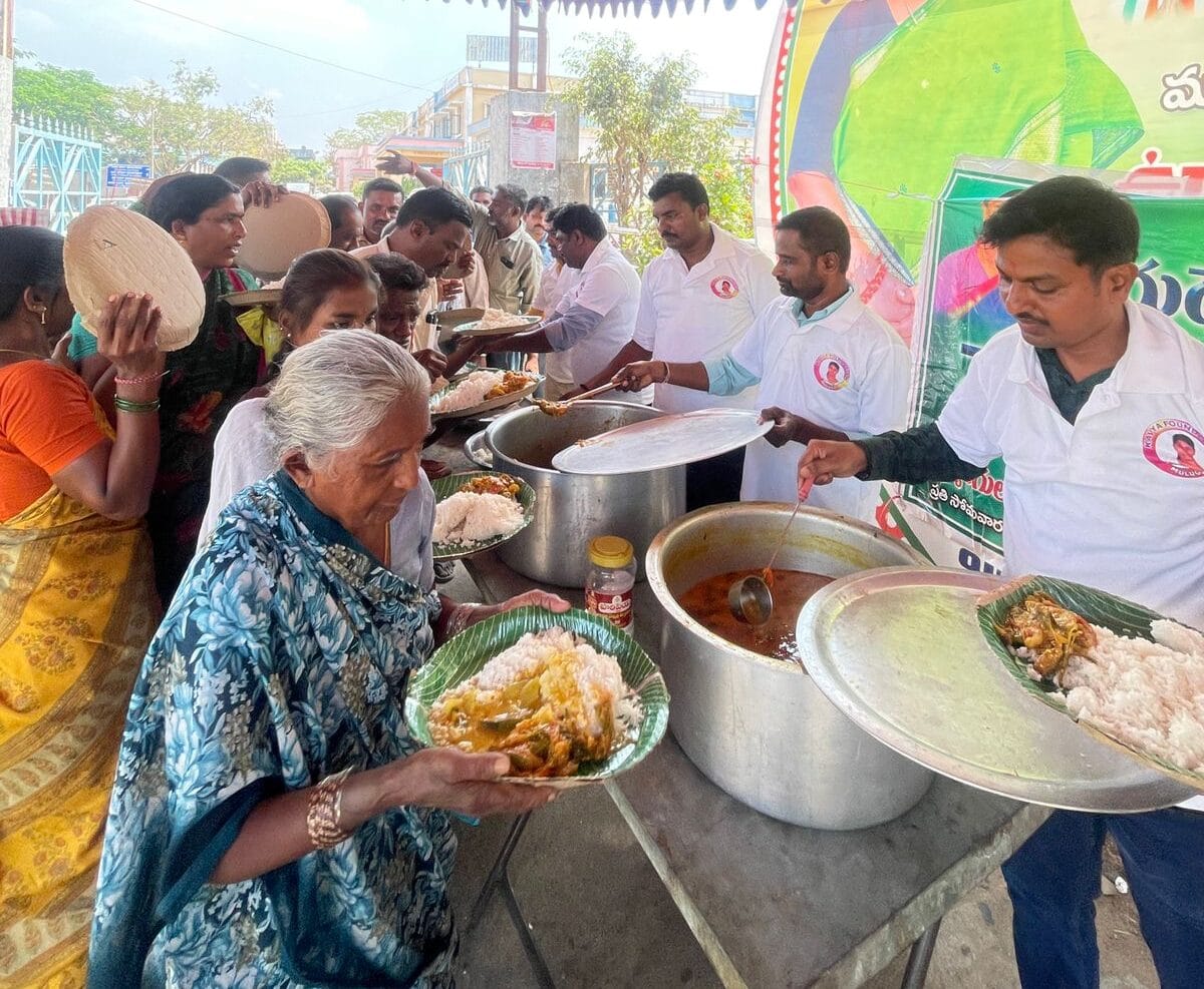 కావ్య ఫౌండేషన్ ఆధ్వర్యంలో అన్న ప్రసాద వితరణ