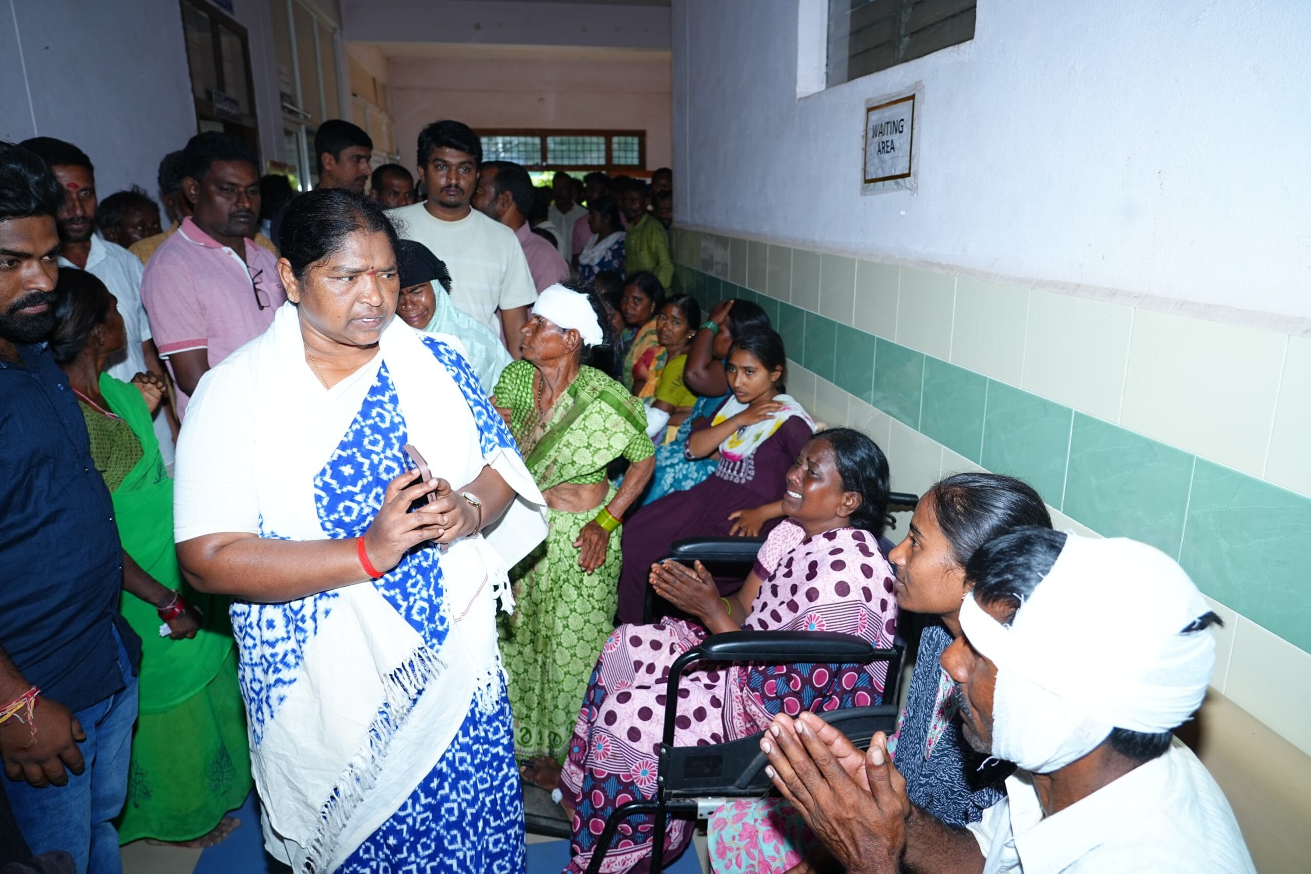 ఆటో ప్రమాదం.. 23 మంది కూలీలు గాయాలు