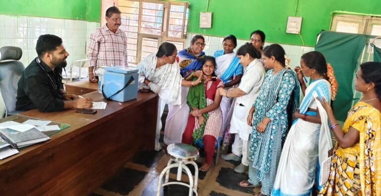 వెంకటాపురం పాఠశాలల బాలికలకు హెచ్పివి టీకాలు 