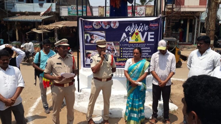 హెల్మెట్ వాడండి.. ప్రాణాలు కాపాడుకోండి: సీఐ రమేష్