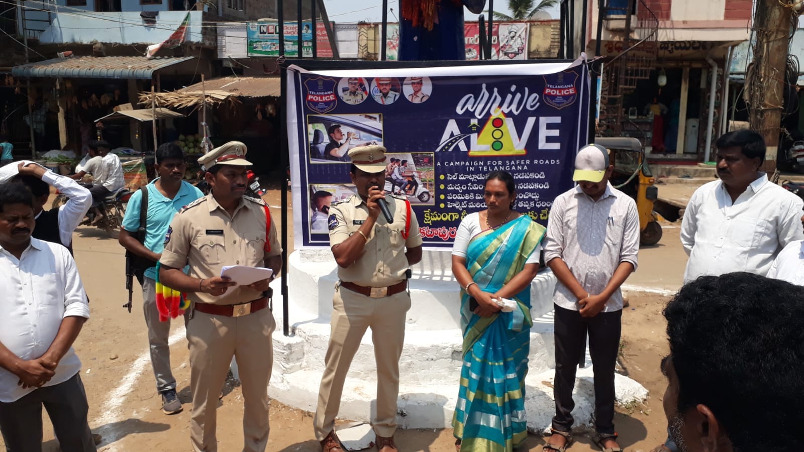 హెల్మెట్ వాడండి.. ప్రాణాలు కాపాడుకోండి: సీఐ రమేష్