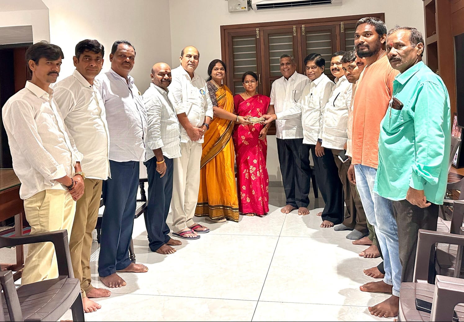 ఎంబిబిఎస్ విద్యార్థినికి రూ.1.5 లక్షల సాయం