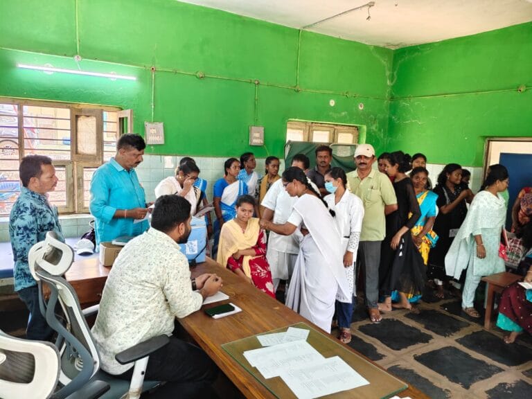 గిరిజన ఆశ్రమ పాఠశాల బాలికలకు హెచ్‌పీవీ టీకాలు