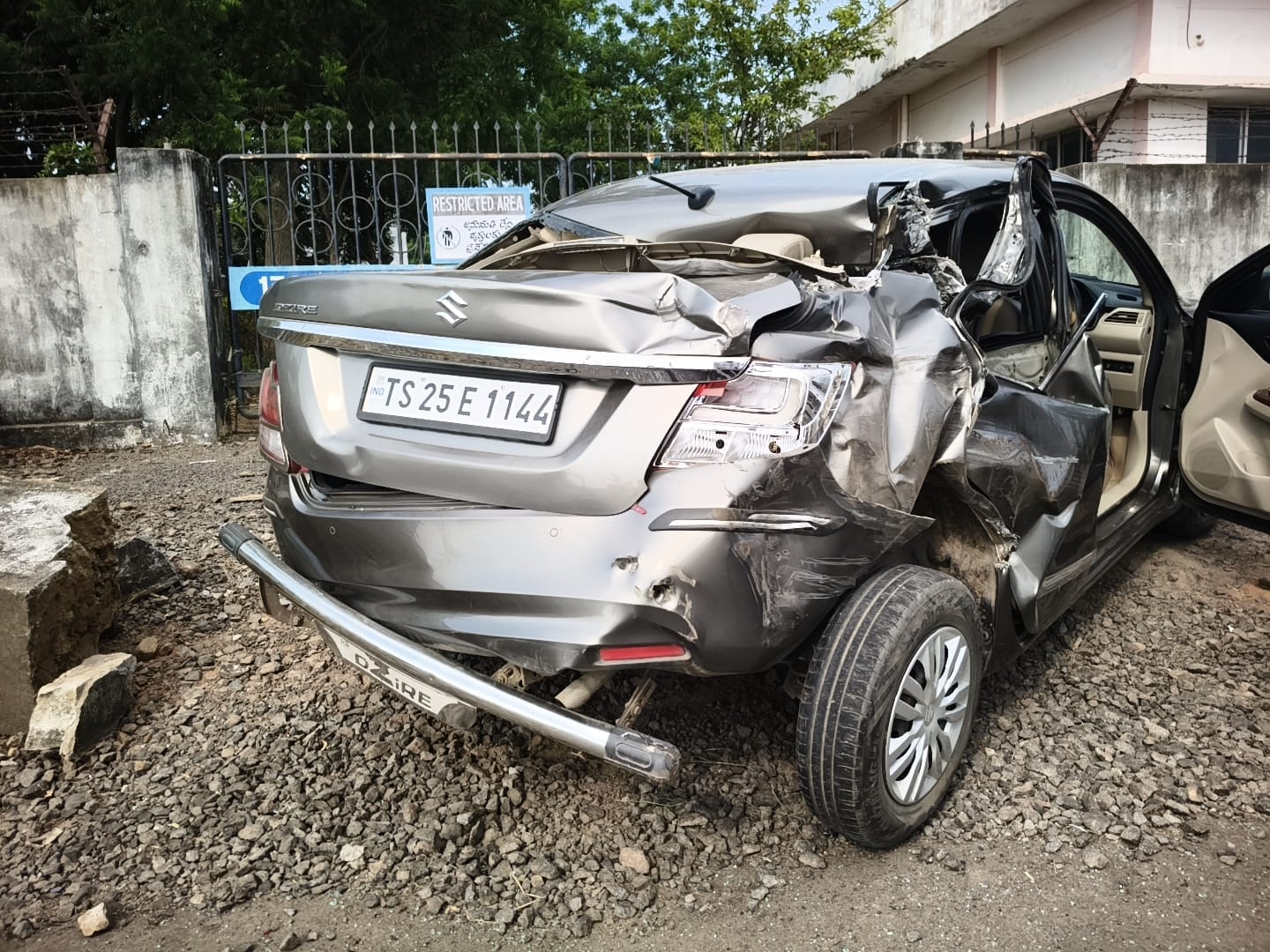 ఆగి ఉన్న కారును వెనకనుంచి ఢీకట్టిన లారీ