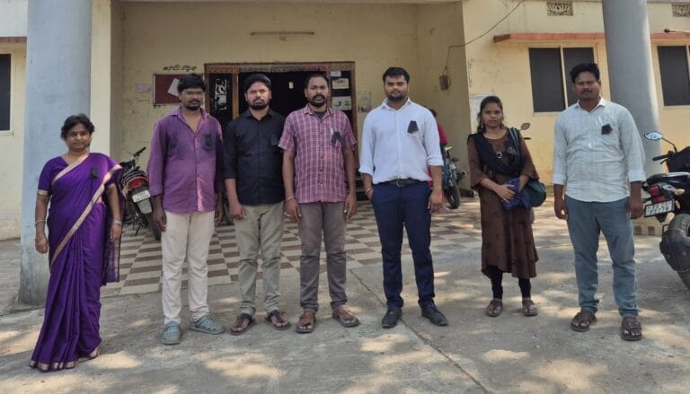 వెంకటాపురంలో నల్ల రిబ్బన్లతో ప్రభుత్వ ఉద్యోగుల నిరసన