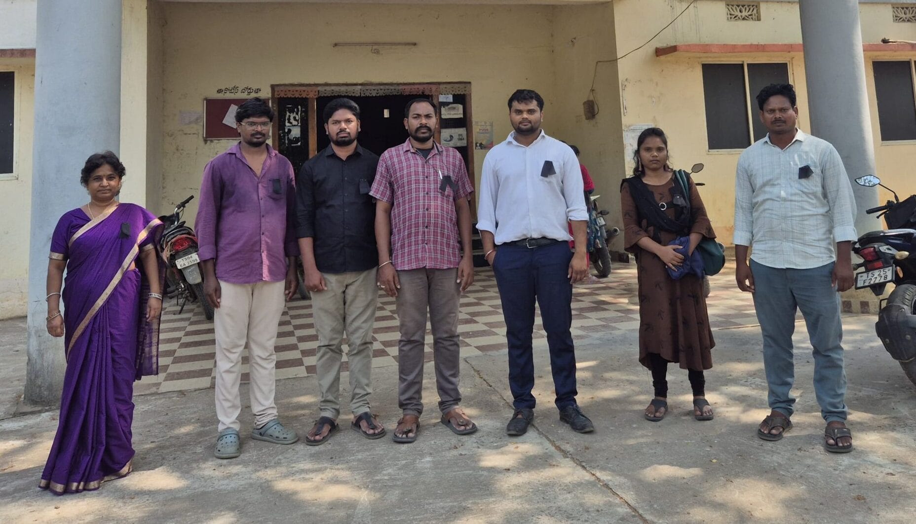 వెంకటాపురంలో నల్ల రిబ్బన్లతో ప్రభుత్వ ఉద్యోగుల నిరసన