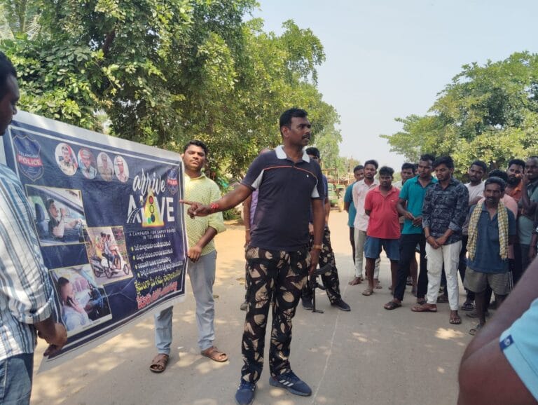 రోడ్డు భద్రత ప్రతి ఒక్కరి బాధ్యత: ఎస్‌ఐ కృష్ణప్రసాద్