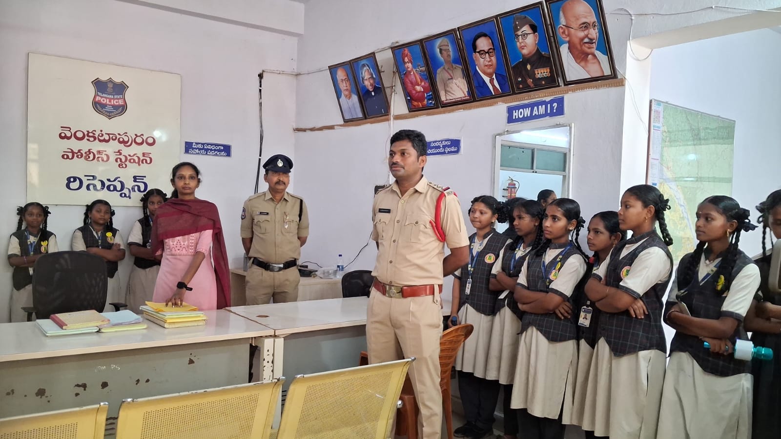 పోలీసుల విధులపై విద్యార్థులకు అవగాహన