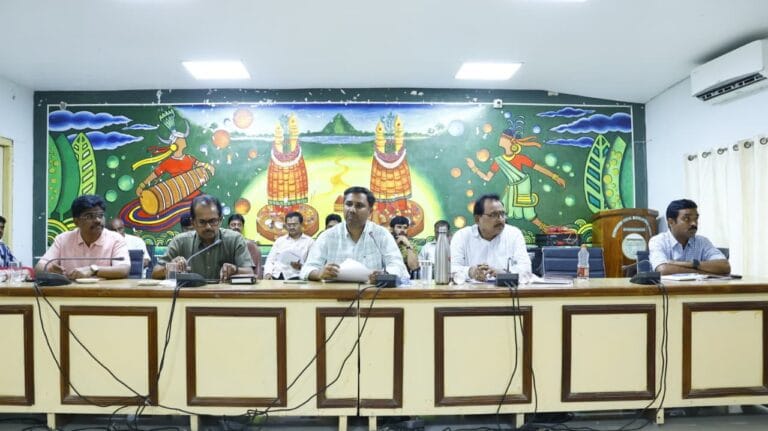 పాఠశాలలు, వసతి గృహాలపై అధికారులు ప్రత్యేక దృష్టి సారించాలి