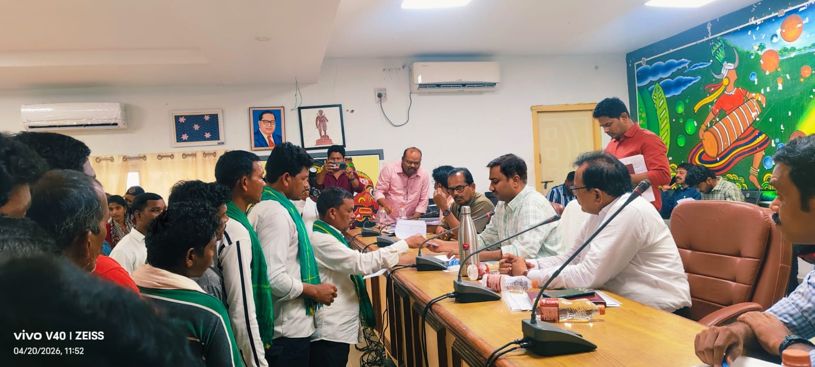 ఆదివాసుల భూ సమస్యలు పరిష్కరించాలి