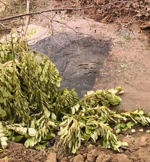 మిషన్ భగీరథ పైపు లీకేజి.. తాగునీరు రోడ్డుపై వృథా...