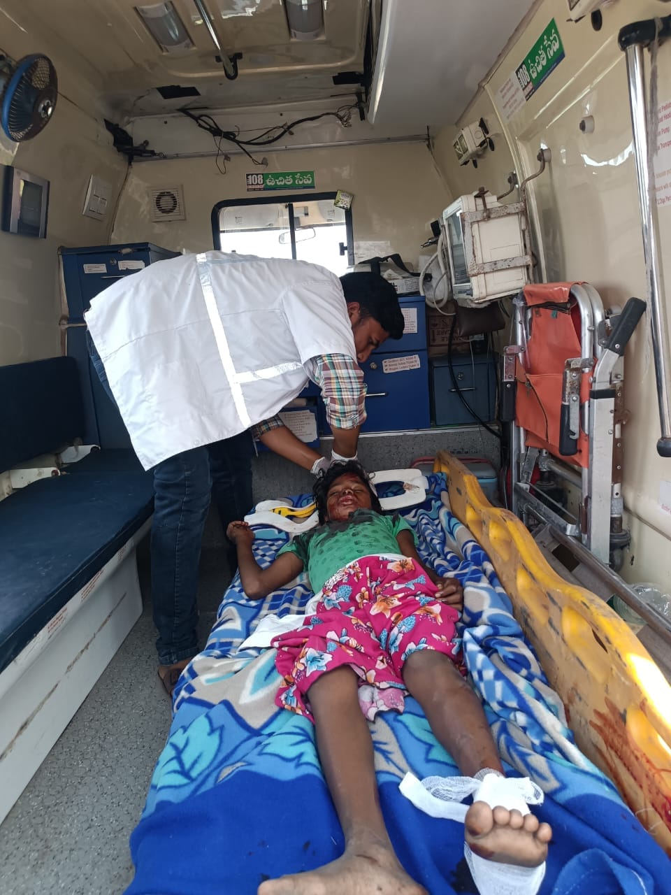 టూ వీలర్ ఢీకొని బాలికకు గాయాలు