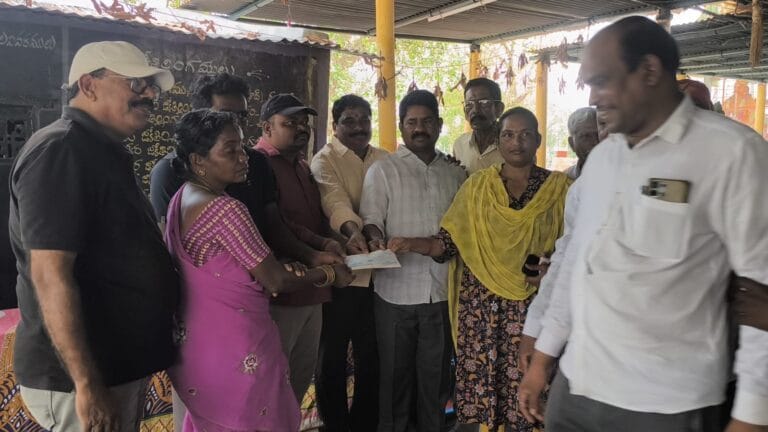 అగ్ని ప్రమాద బాధిత రైతుకు సాయి భక్త మండలి చేయూత