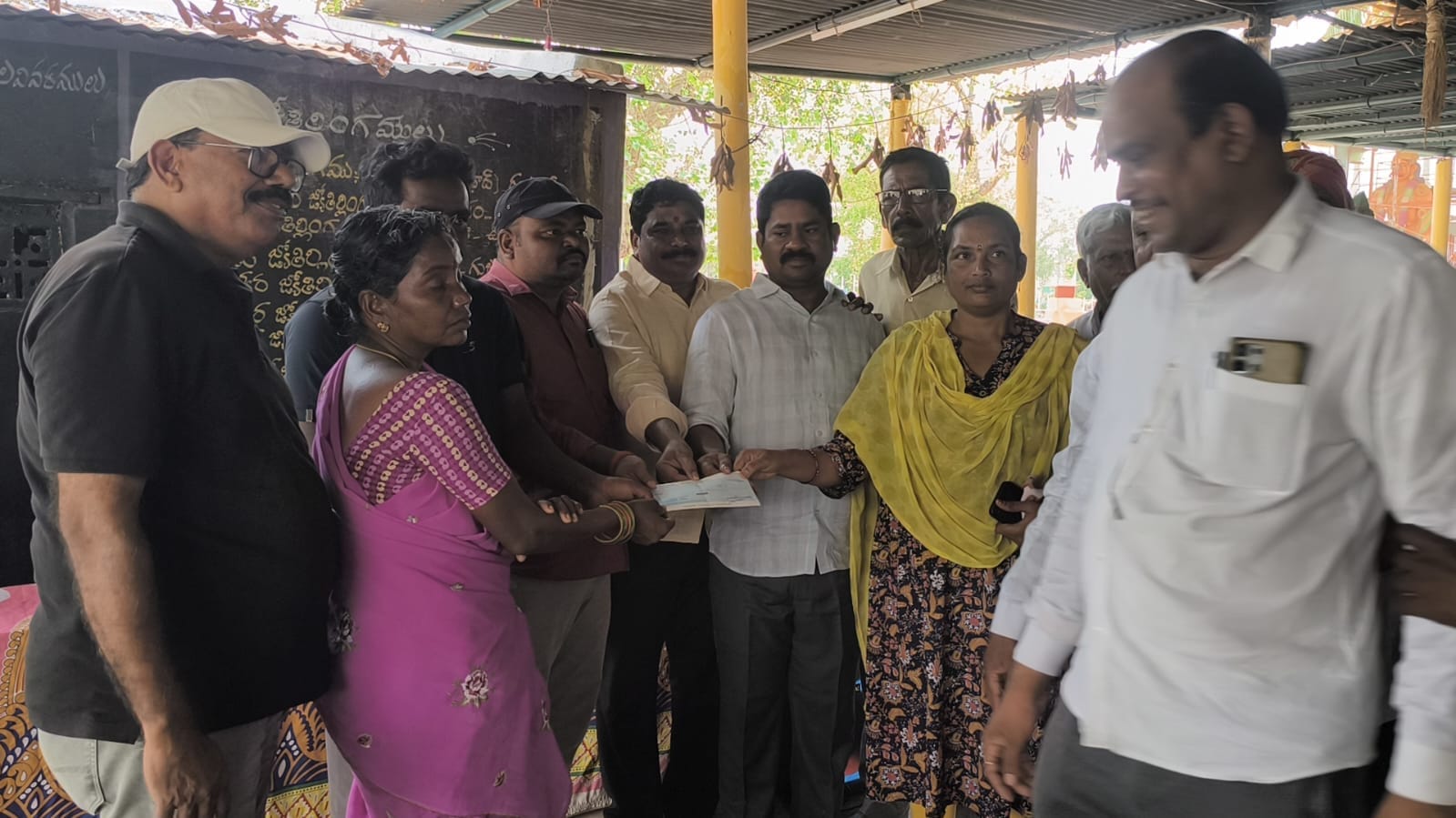 అగ్ని ప్రమాద బాధిత రైతుకు సాయి భక్త మండలి చేయూత