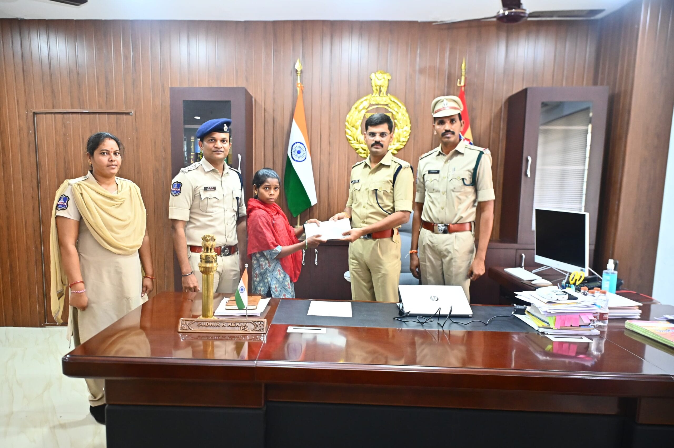 ఎస్పీ సమక్షంలో మావోయిస్టు సభ్యురాలి లొంగుబాటు