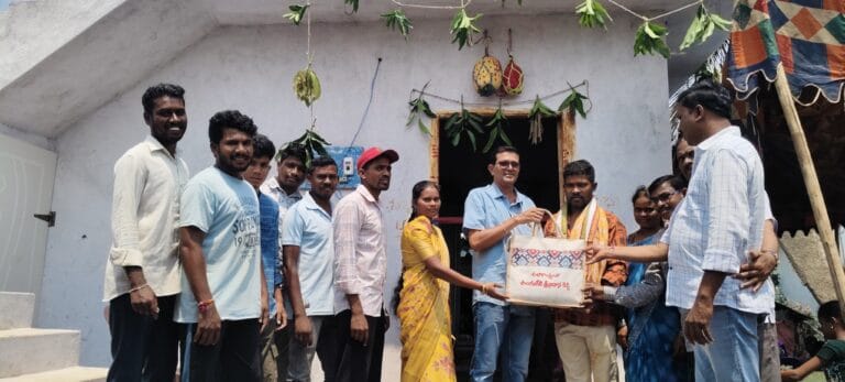 సర్పంచ్ చేతుల మీదుగా ఇందిరమ్మ ఇళ్ల గృహప్రవేశం