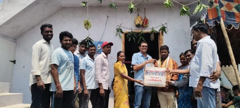 సర్పంచ్ చేతుల మీదుగా ఇందిరమ్మ ఇళ్ల గృహప్రవేశం