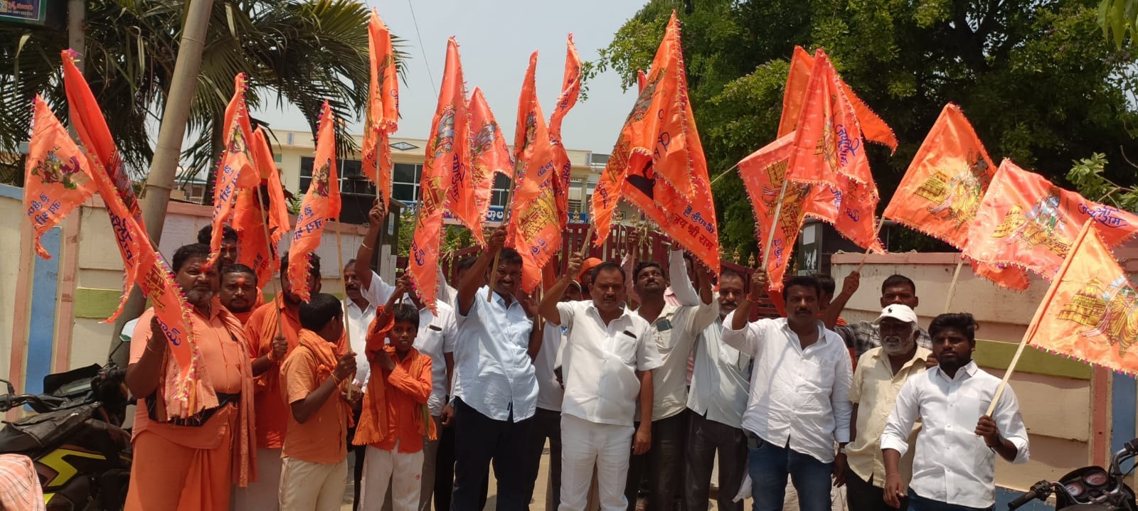జిల్లా కేంద్రంలో హనుమాన్ జెండాల తొలగింపుపై ఆందోళన