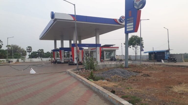 వెంకటాపురంలో పెట్రోల్ బంకులపై యుద్ధమేఘాలు