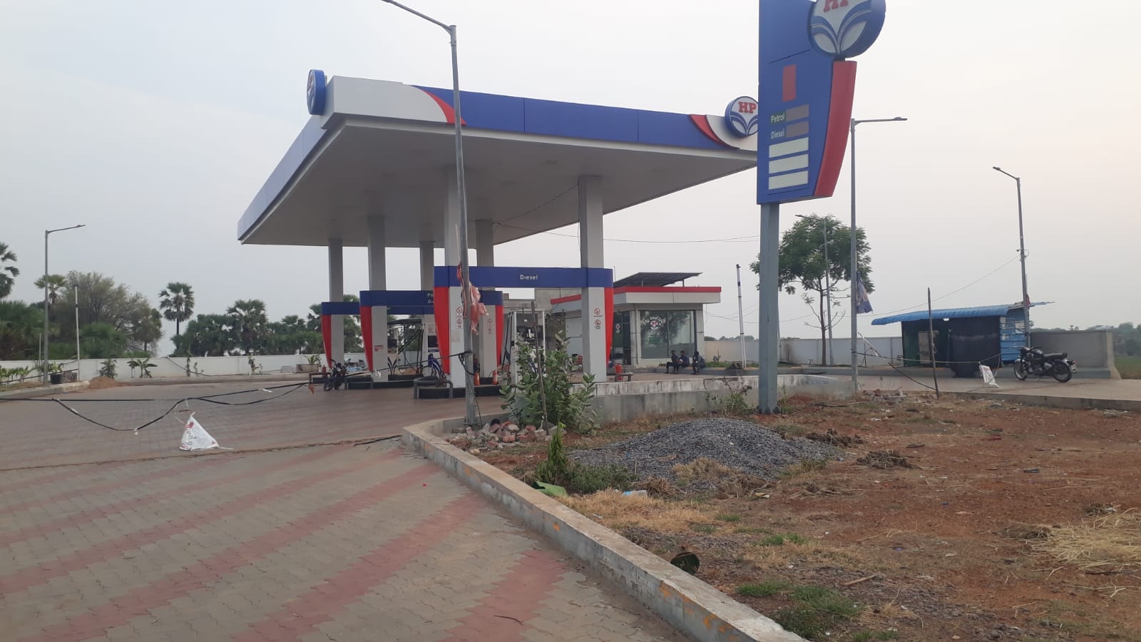 వెంకటాపురంలో పెట్రోల్ బంకులపై యుద్ధమేఘాలు