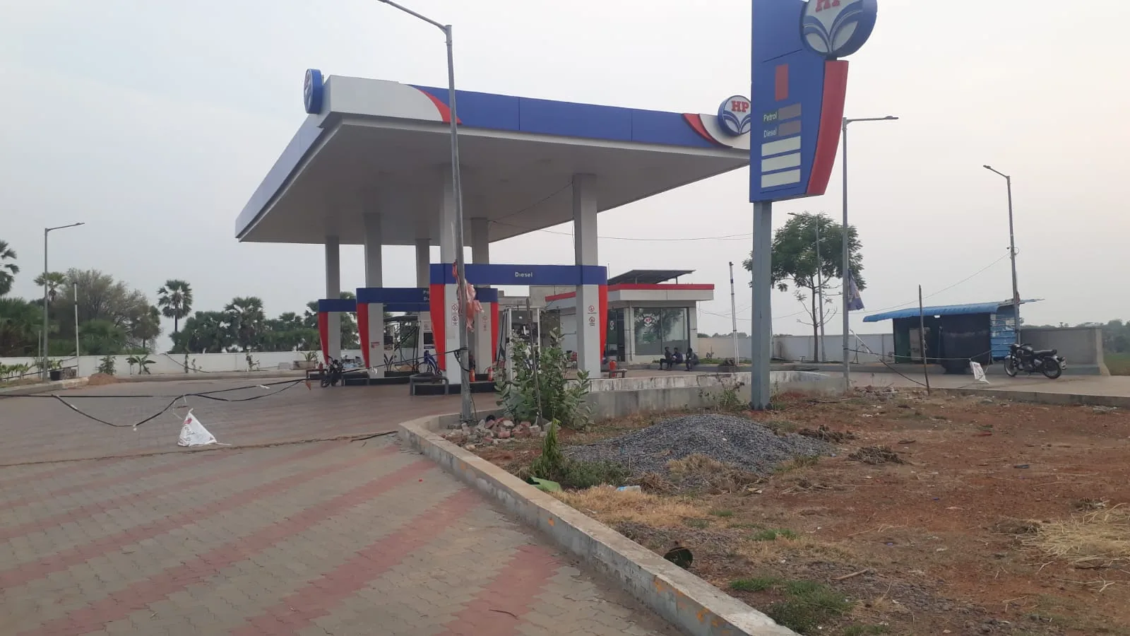 వెంకటాపురంలో పెట్రోల్ బంకులపై యుద్ధమేఘాలు