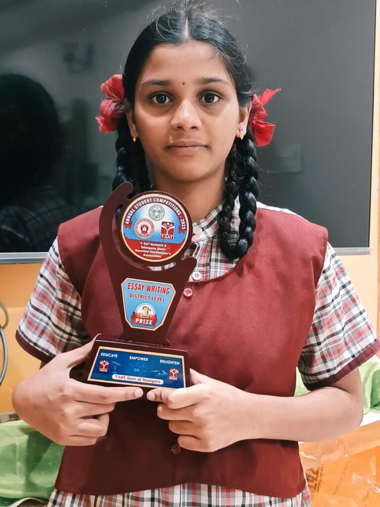 ములుగులో టెన్త్ 589 మార్కులతో టాప్