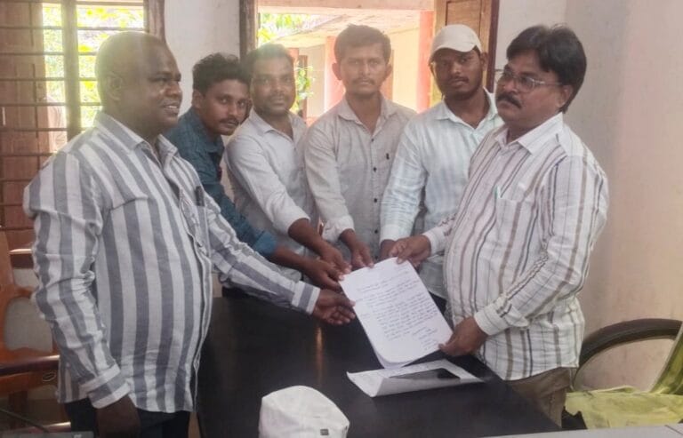 మే డేకు ఉపాధి కూలీలకు సెలవు ఇవ్వాలి 