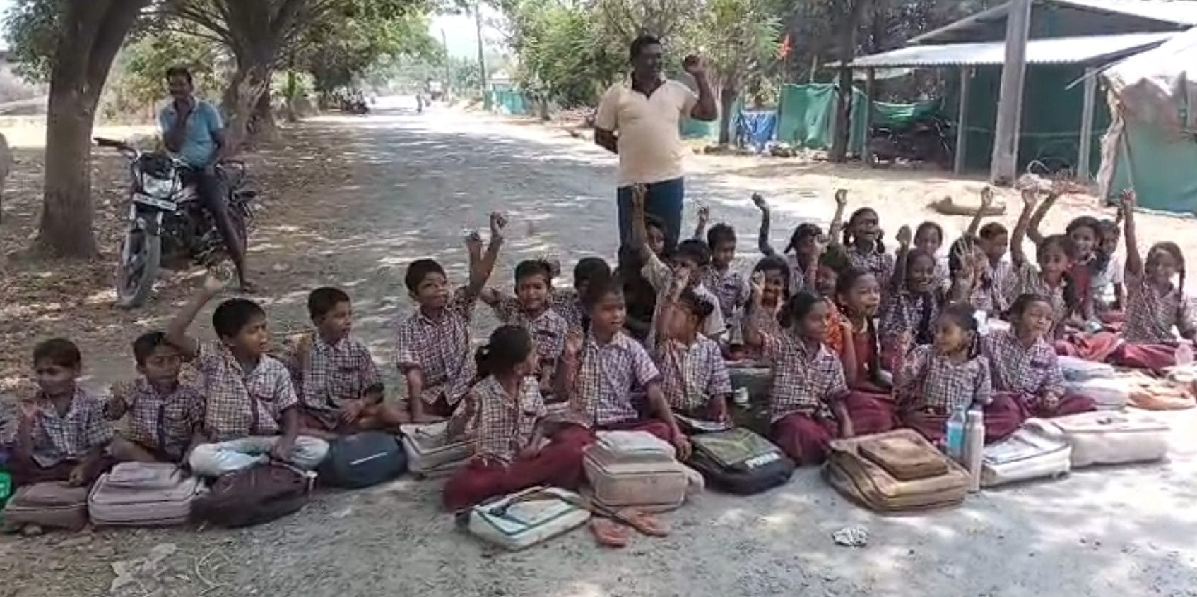 బోధాపురం పాఠశాల సమస్యలపై రోడ్డుపై చిన్నారుల ధర్నా