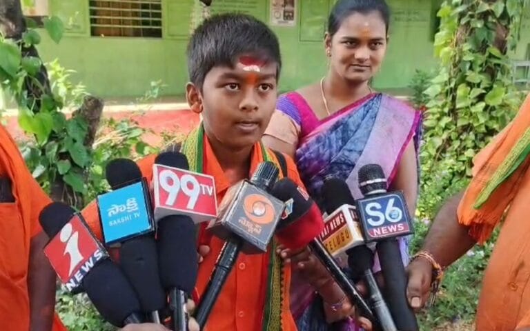 హనుమాన్ మాల విద్యార్థికి స్కూల్ ఎంట్రీకి నిరాకరణ