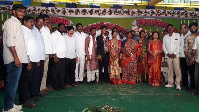 నూతన వధూవరులను ఆశీర్వదించిన మంత్రి సీతక్క