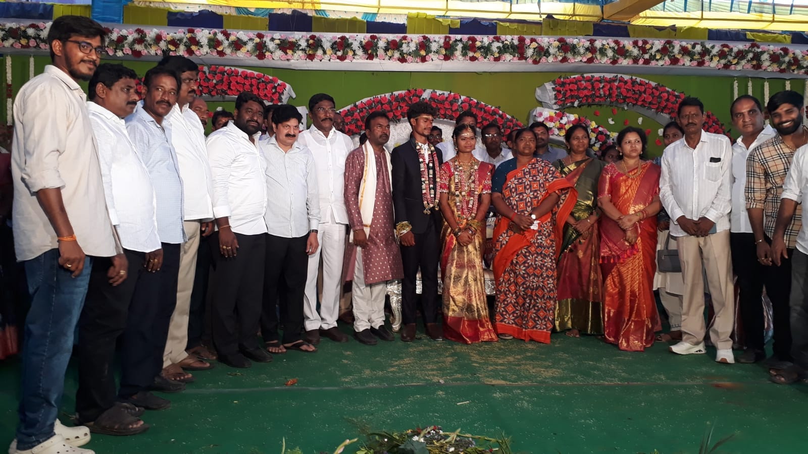 నూతన వధూవరులను ఆశీర్వదించిన మంత్రి సీతక్క