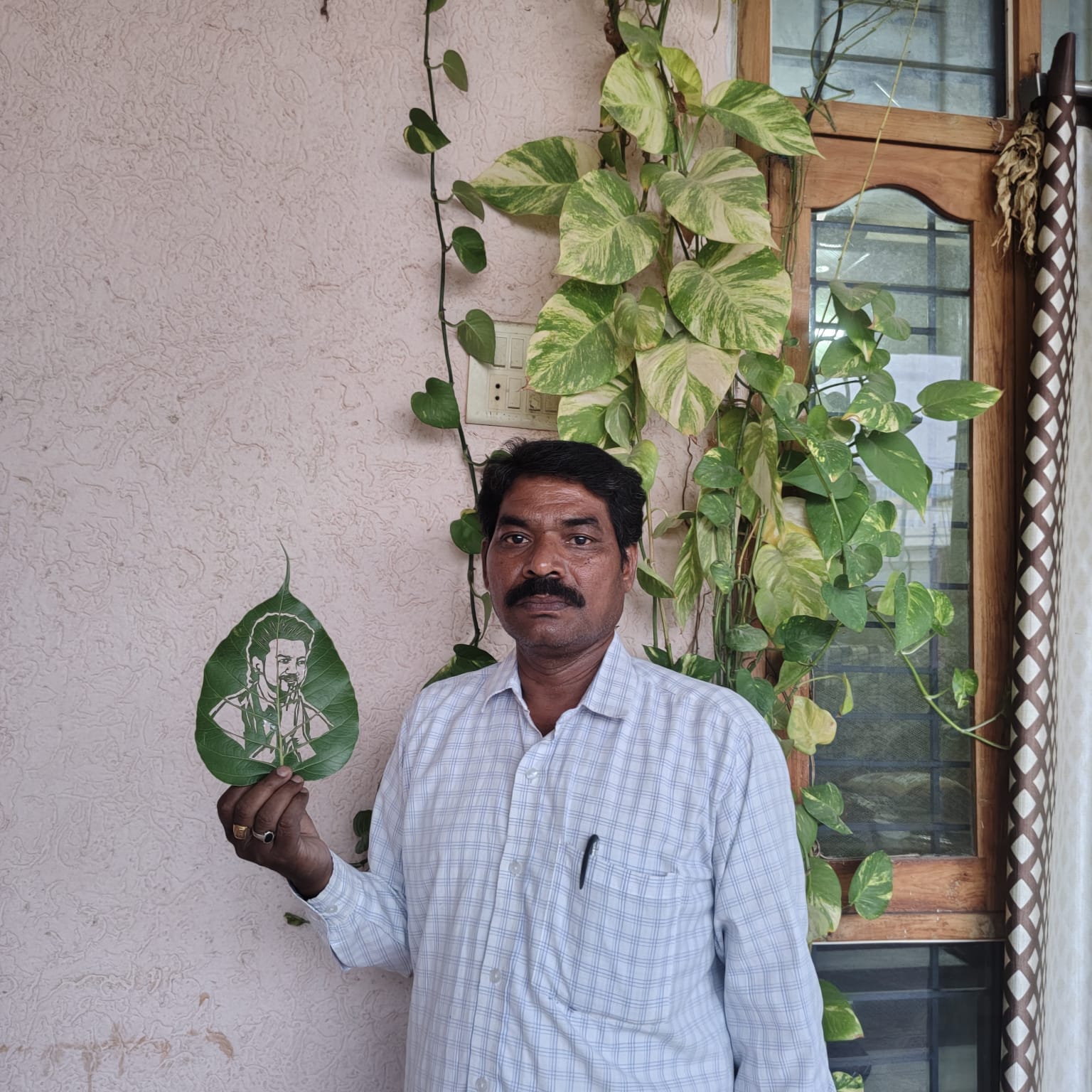 రావి ఆకుపై తమిళనాడు సీఎం విజయ్ చిత్రపటం