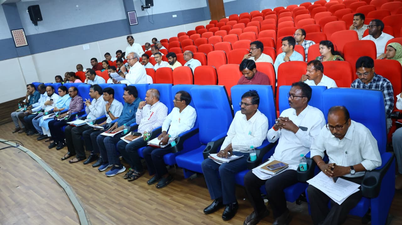 జిల్లా అభివృద్ధికి స్వేచ్ఛగా పని చేయండి: మంత్రి సీతక్క