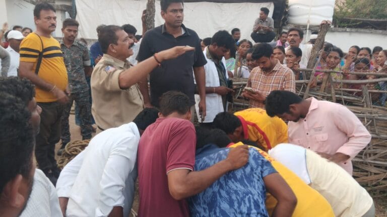 బావిలో పడి తండ్రీకొడుకుల దుర్మరణం