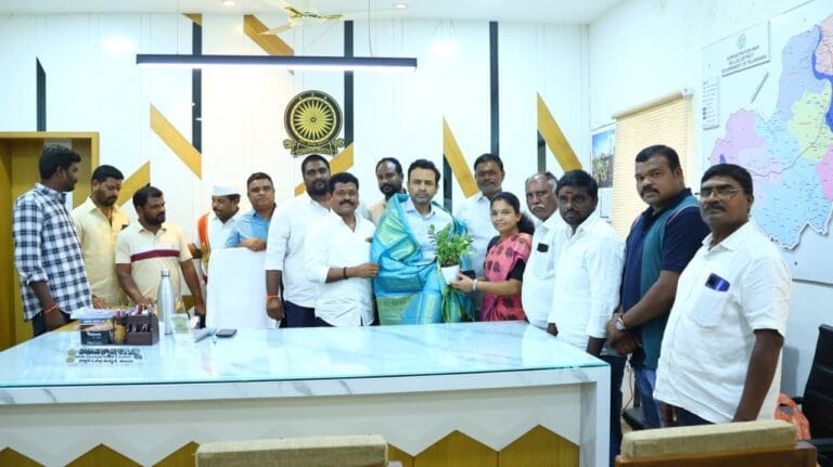 నూతన కలెక్టర్‌ను సన్మానించిన గ్రంథాలయ చైర్మన్